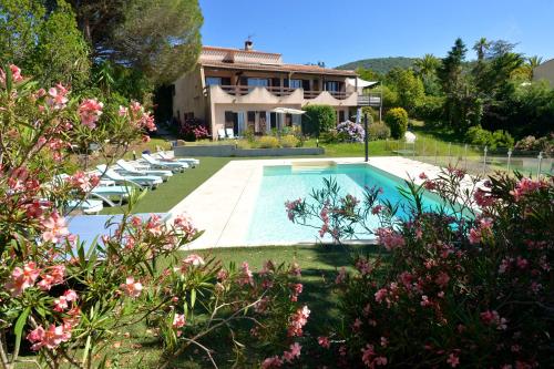 une maison avec une piscine devant une maison dans l'établissement Corsicadream cupabia, appartement dans villa proche Porticcio, vue mer, piscine, à Pietrosella