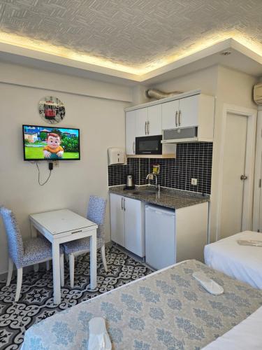 a small room with a kitchen and a living room at Lemon Residence in Istanbul