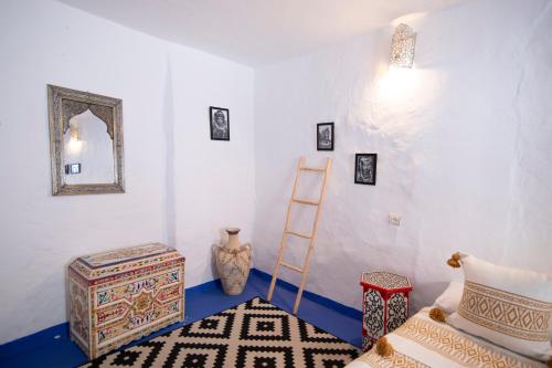 a room with a mirror and a ladder and a shelf at Dar YAMINA RASELMA in Chefchaouene