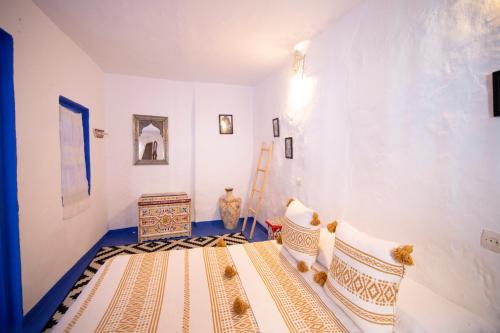 a room with a bed in a room at Dar YAMINA RASELMA in Chefchaouene