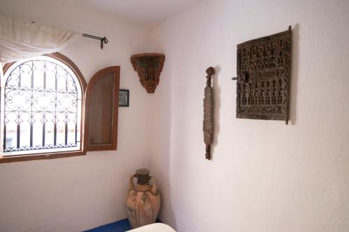 a corner of a room with a window and a wall at Dar YAMINA RASELMA in Chefchaouene
