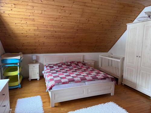 una camera da letto con un letto e un soffitto in legno di Zázrivský Dvor - Chata pod Rozsutcom, Wellness, Self Check-In, 3 bedrooms, 2 bathrooms a Zázrivá