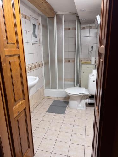un bagno con un water e un lavandino di Zázrivský Dvor - Chata pod Rozsutcom, Wellness, Self Check-In, 3 bedrooms, 2 bathrooms a Zázrivá