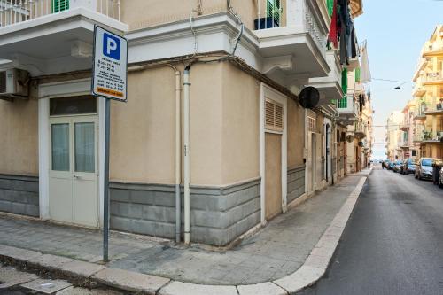 a parking sign on a street next to a building at Luma ospitalità in Molfetta