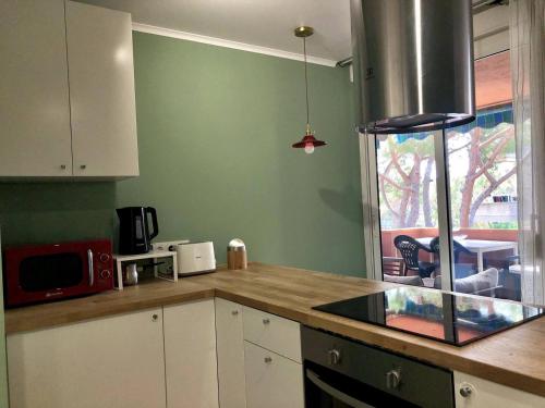 una cocina con una pecera en un mostrador en Beach apartment 2 terraces with parking, en Castelldefels