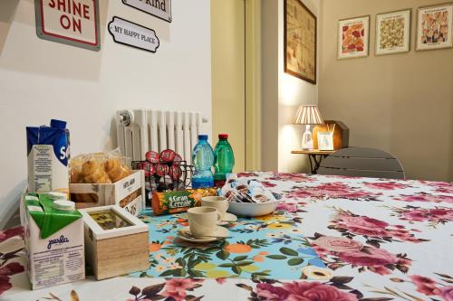 a table with a flowered table cloth on a bed at Luma ospitalità in Molfetta