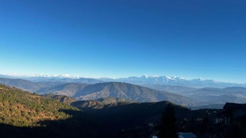 einen Blick auf eine Bergkette mit Bergen in der Ferne in der Unterkunft Burans Kot Heritage Home - Ramgarh in Rāmgarh