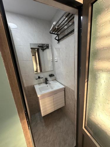 ein Badezimmer mit Waschbecken und Spiegel in der Unterkunft Registan view apartment in Samarkand