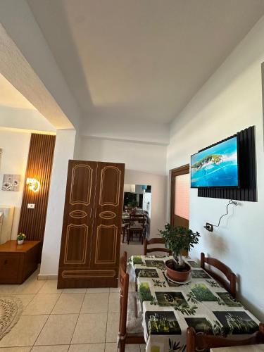 Μια τηλεόραση ή/και κέντρο ψυχαγωγίας στο Kingsland Apartment Ksamil