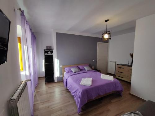 Ένα ή περισσότερα κρεβάτια σε δωμάτιο στο 1375 Suites