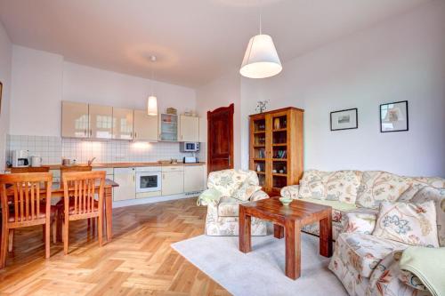 ein Wohnzimmer mit Sofa und Tisch in der Unterkunft Ahlbeck, Villa Medici - seitlicher Meerblick in Ahlbeck