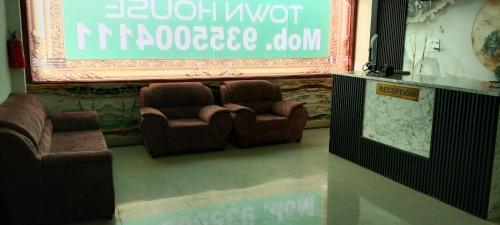 Area soggiorno di Hotel Blue Heaven Oyotownhouse