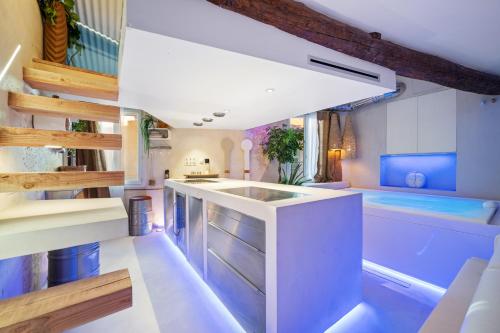 - une cuisine avec un évier et une baignoire dans l'établissement Studio29, à Nice