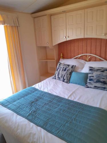 Ένα ή περισσότερα κρεβάτια σε δωμάτιο στο Dees caravan hire