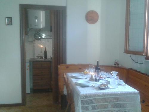 モンテクレートにあるAppartamento Belvedereのキッチン(テーブル、白いテーブルクロス付)