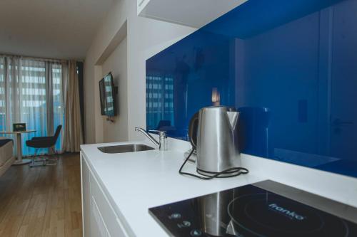 Kuchyň nebo kuchyňský kout v ubytování Scenic Sea View Aparthotel in Orbi City Batumi