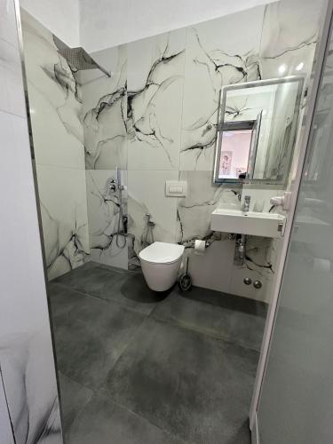 Ένα μπάνιο στο Kingsland Apartment Ksamil