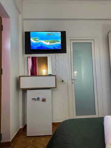Μια τηλεόραση ή/και κέντρο ψυχαγωγίας στο Kingsland Apartment Ksamil