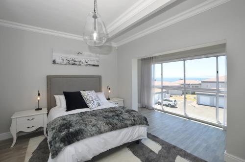 En eller flere senge i et værelse på Villa Fontana 67