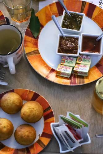 une table avec deux assiettes de nourriture et quelques sauces dipping dans l'établissement Chambre d’hôte Chancelier Guerin, à Mont-lʼEvêque