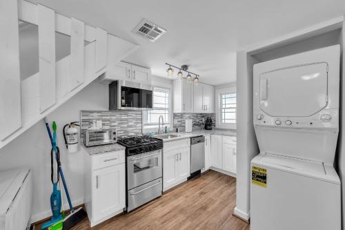 Η κουζίνα ή μικρή κουζίνα στο Charming 2-BR Home, 4 Blocks to the Boardwalk home