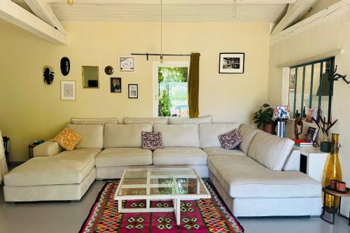 un salon avec un canapé et une table basse dans l'établissement House with heated swimming pool and breathtaking views of the Luberon, à Robion