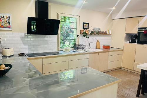 - une grande cuisine avec un grand comptoir dans une pièce dans l'établissement House with heated swimming pool and breathtaking views of the Luberon, à Robion