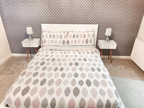 Ένα ή περισσότερα κρεβάτια σε δωμάτιο στο 2 Bed 2 Bath, Ground Floor, Outwith LEZ zone by Lains Lettings