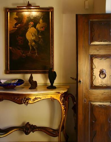 a painting of a chicken on a table next to a door at Tenuta Del Gallo in Amelia