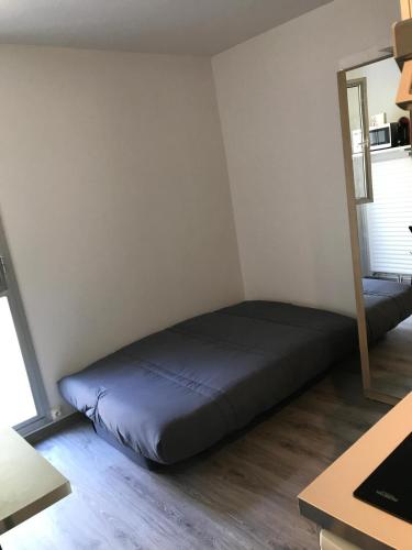 - un lit dans une chambre avec un miroir dans l'établissement Tamaris Studio, Pool & Beach, à La Seyne-sur-Mer