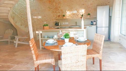 une salle à manger avec une table et des chaises dans l'établissement Le Cottage Brantôme, à Bourrou