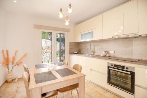 Una cocina o zona de cocina en Loris Residence