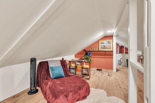 Χώρος καθιστικού στο Brick & Creek House home