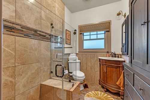 Ένα μπάνιο στο Brick & Creek House home