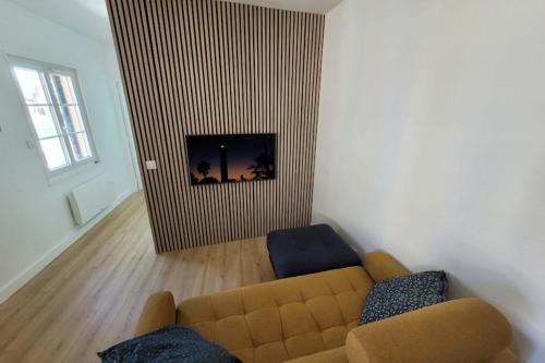 un salon avec un canapé et une télévision dans l'établissement Apartment with Wifi near city center, à Trouville-sur-Mer