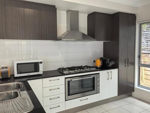 Кухня или мини-кухня в 4b2b Coomera Comfort Lodge Near Theme Park & Westfield
