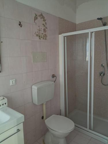 a bathroom with a toilet and a shower and a sink at Casa Kennedy in Capaci