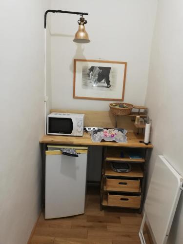 La cuisine est équipée d'un bureau, d'un four micro-ondes et d'un réfrigérateur. dans l'établissement Chez Véronique et Didier, à Aimargues