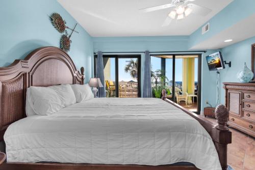 En eller flere senge i et værelse på Palm Beach Club 4-127 Parrot-dise Palms