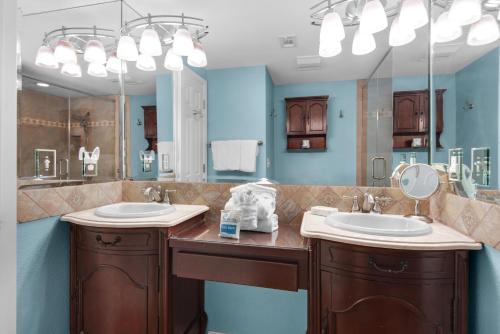 Et badeværelse på Palm Beach Club 4-127 Parrot-dise Palms