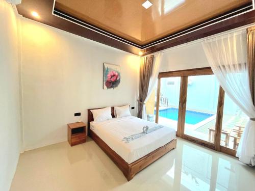 En eller flere senge i et værelse på NeNa Eat & Sleep Kuta