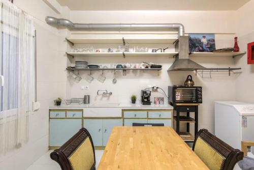 Spacious and bright apt in Eksarchia