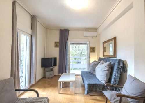 Spacious and bright apt in Eksarchia