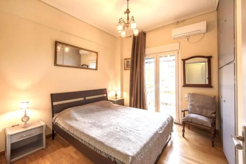 Spacious and bright apt in Eksarchia