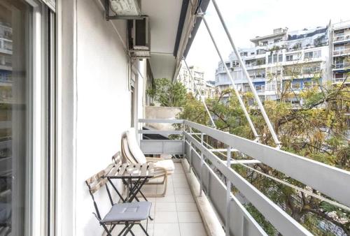 Spacious and bright apt in Eksarchia