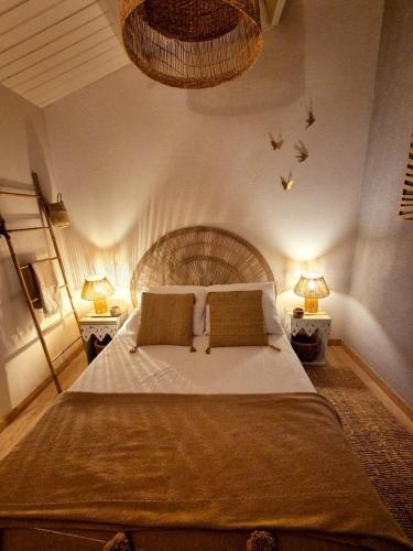 une chambre avec un grand lit avec deux tables de nuit dans l'établissement La casa d 'Alma, à Les Sables-dʼOlonne