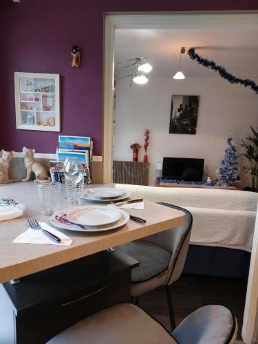 - une chambre avec un lit et une table avec des plaques de cuisson dans l'établissement Cosy F1 avec grande terrasse à 2 pas du tramway, à Nice