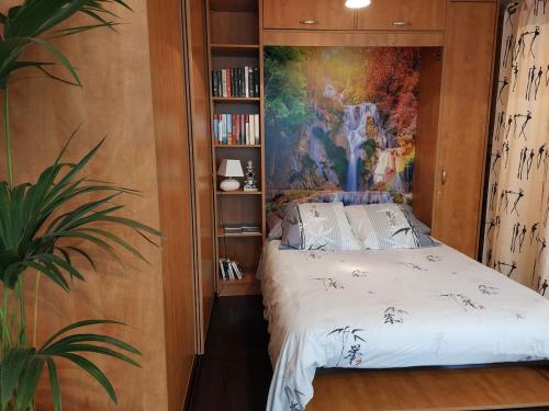 une chambre avec un lit et une étagère dans l'établissement Cosy F1 avec grande terrasse à 2 pas du tramway, à Nice