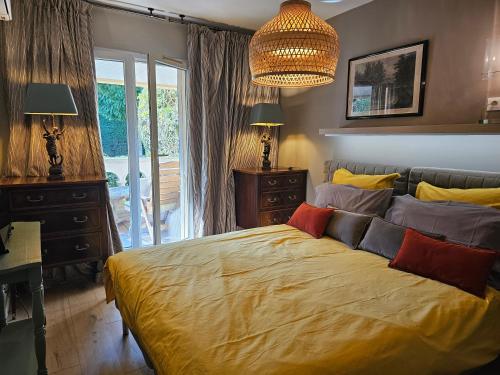 - une chambre avec un lit, un bureau et des lampes dans l'établissement Aix centre, 2 room apartment garden, parking, à Aix-en-Provence