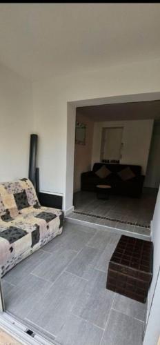 une chambre avec un lit et une pièce avec un miroir dans l'établissement Studio 4 pers avec piscine, tennis et wifi, au Cap d'Agde